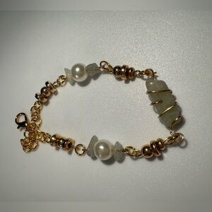 Elegant Gold and Pearl Bracelet